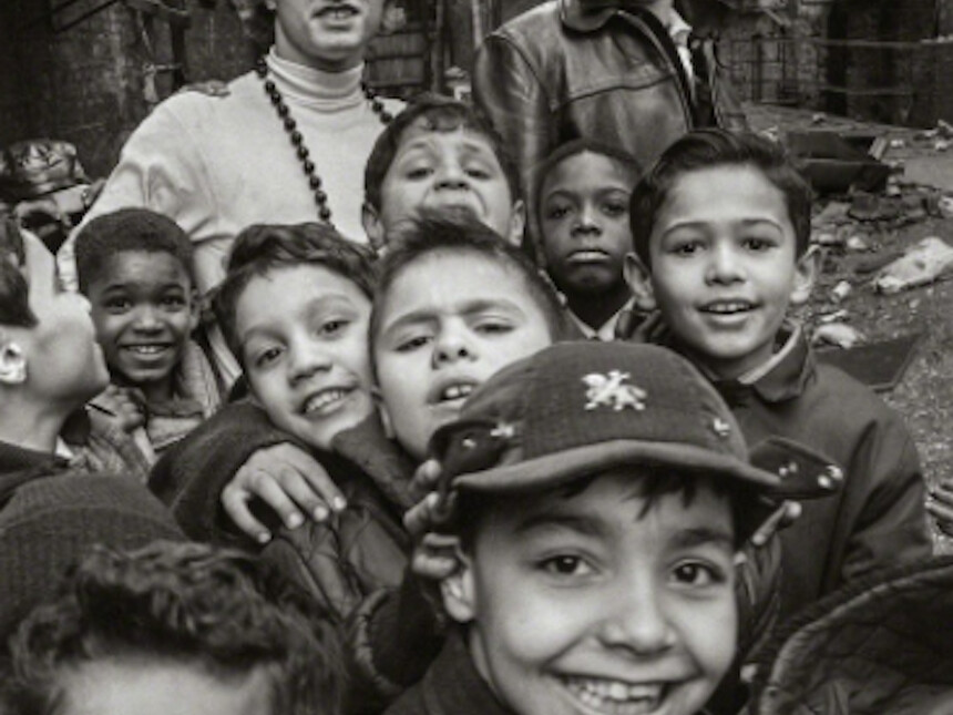 Larry Fink, Fashion Shoot, New York, 1966. Courtesy of Damiani