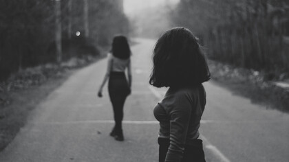 Deux silhouettes, un même chemin : l’une avance, l’autre reste, habitée par ce vertige silencieux qu’est la jalousie, née du désir d’être ailleurs