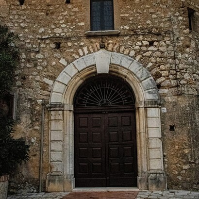 La sua forza risiede nella continuità delle relazioni comunitarie, non nella visibilità o nel riconoscimento ufficiale