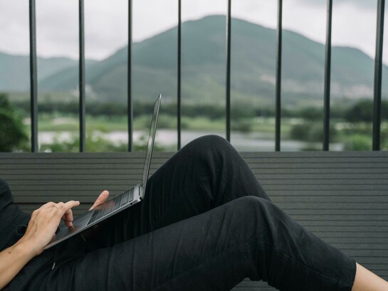 No papel, o teletrabalho parecia a solução perfeita para inverter o despovoamento: um programador em Penamacor, uma arquiteta em Trás-os-Montes ou um gestor na Beira Baixa, todos a trabalhar com equipas espalhadas por todo o mundo. A distância deixou de ser uma barreira