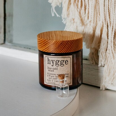 Hygge suggerisce di dare valore al tempo condiviso con le persone care, senza fretta