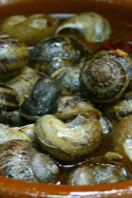 "Caracoles a la madrileña". Em geral, o povo português é um consumidor moderado de caracóis (ainda que se diga que seja um consumidor ávido de caracóis) —, a exceção parece ser o Sul do País. Já os franceses são os principais consumidores a nível mundial