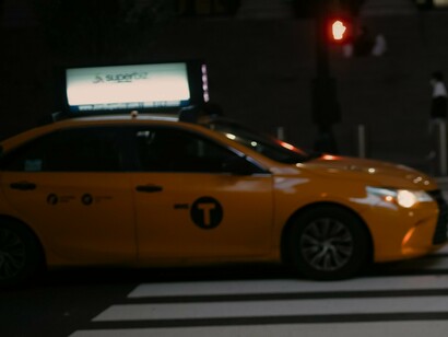 Talvez o detalhe mais desconfortável nem seja Travis. Seja a sensação de ter cruzado com ele no elevador ou no próprio reflexo do celular. Aquele sujeito que transforma qualquer aborrecimento em saga pessoal. Que narra o café frio como se fosse traição. Que posta a própria frustração com filtro dramático e legenda apocalíptica
