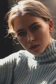 Modella indossa maglione a collo alto