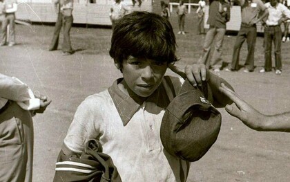 Diego Armando Maradona participando junto a "los Cebollitas" de los torneos Evita de 1973