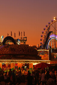 Cannstatter Volksfest, Abend. Foto Thomas Niedermueller