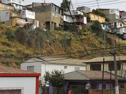 La posibilidad de una alegría futura tiene un poder movilizador extraordinario, sobre todo para aquellas poblaciones a las que se les ha impuesto la tristeza como modo de vida y la alegría como único instrumento de resistencia.Valparaíso, Chile