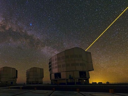 L'Osservatorio Paranal dell'ESO è uno dei posti migliori sulla Terra per ammirare il cielo notturno. Per superare le distorsioni naturali causate dalla nostra atmosfera, gli astronomi possono utilizzare una stella artificiale facendo brillare un potente laser - qui proiettato dal telescopio all'estrema destra - per correggere l'offuscamento causato dall'atmosfera. Il processo è noto come ottica adattiva