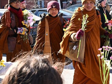 La Walk of Peace dei monaci buddisti è un cammino silenzioso e collettivo che attraversa luoghi segnati da conflitti per testimoniare un impegno concreto verso la nonviolenza e la riconciliazione. Foto di G. Edward Johnson