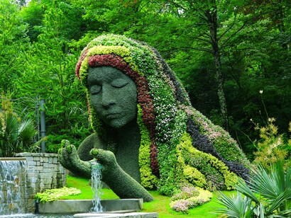 A living tribute to balance and beauty, the Earth Goddess sculpture embodies harmony between humanity and nature
