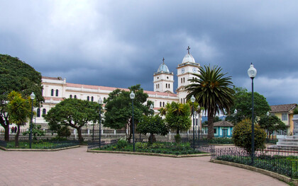 Plaza central de Guaranda, Ecuador. Guaranda se revela como una ciudad donde la historia, el color y la vida cotidiana conviven en calma