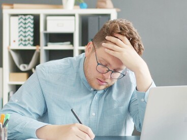 Il potere oggi agisce in modo invisibile, inducendo all’auto-ottimizzazione anziché imponendo divieti