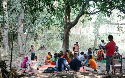 “La gente todavía habla a nuestras espaldas a veces, pero esperamos acabar con la lepra y el estigma en nuestro pueblo en los próximos años". Pasupati Mahato, facilitador del grupo. Gentileza de Fundación Fontilles, foto de  Grupo de autoayuda de Balba, Mahottari, Nepal 