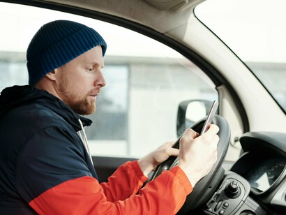 O capitalista sem meio de produção é aquele que acredita ser dono do negócio, mas depende de uma estrutura que não controla — e que pode desligá-lo com um clique