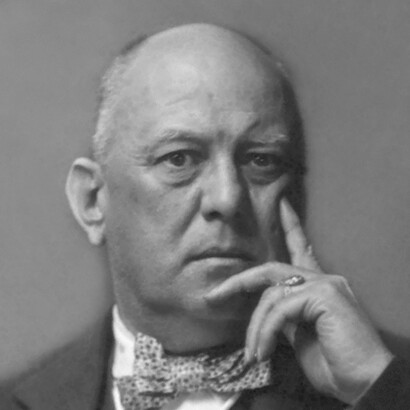 Fu membro e poi critico della Golden Dawn, una delle più influenti società segrete dell’epoca. Nella foto Aleister Crowley 