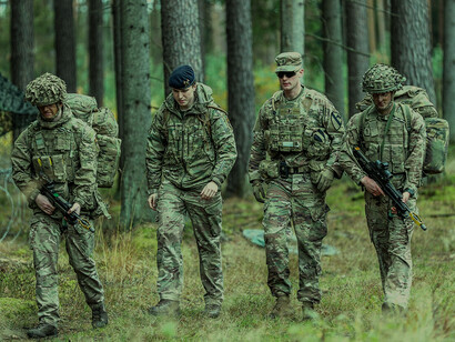 NATO-Soldaten aus Rumänien, Polen und den USA während einer Militärübung in den Wäldern von Bemowo-Piskie in Polen 
