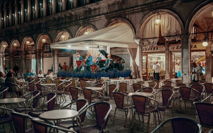 Restaurante pronto para mais clientes. Muita gente tem usado o Chat GPT para criar roteiros de viagem, mas no meu caso a tecnologia fundamental foi o simples Google Maps. Uma das formas que usei o app foi salvando no mapa os endereços dos restaurantes e cafés que fiquei com vontade de conhecer, fiz isso enquanto assistia os vídeos. Buscava no app o nome do local e logo aparece a opção salvar. É possível criar categorias diferentes e também compartilhar os seus locais salvos com outra pessoa. É legal também salvar ali o local onde você irá se hospedar, dessa forma consegue visualizar claramente se estará longe ou próximo aos locais que deseja visitar