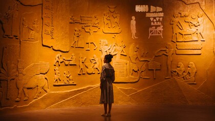 A compositora sugerira de se encontrarem no Café de l’Art, uma famosa rede lanesana com lojas mesmo fora do reino. A das Galeries Boursonnot é bastante aconchegante e acolhedora, com decoração temática alusiva à Música – sobretudo à Ópera, a principal forma de Arte admirada pelos lanesanos