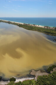 Lagoa de Marapendi tomada por esgoto, mais uma unidade de conservação que só existe no papel.Todas as fotos de Mario Moscatelli
