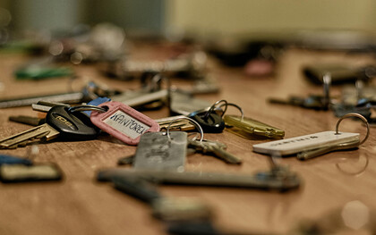 Clés égarées, histoires suspendues, fragments d’un monde où l’hospitalité perd son visage