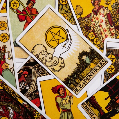 I tarocchi costituiscono un linguaggio archetipico attraverso cui l’esperienza individuale viene trasformata in narrazione simbolica condivisa