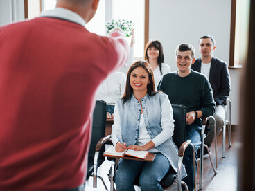 Solo se enseña de verdad con el cuerpo desnudo de certidumbres, con la voz que titubea, con la humildad de quien admite que aún está aprendiendo