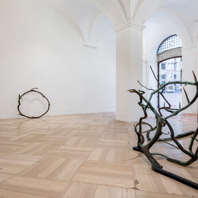 Alicja Kwade, Vestigia, veduta della mostra. Per gentile concessione di Galleria Continua