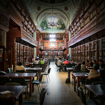 Les réflexions de J. Largeault s'inspiraient souvent de la pensée d'autres auteurs tels que G. Frege, K. Popper, L. Wittgenstein, W.V.O. Quine, L.E.J. Brouwer, H. Weyl et R. Thom