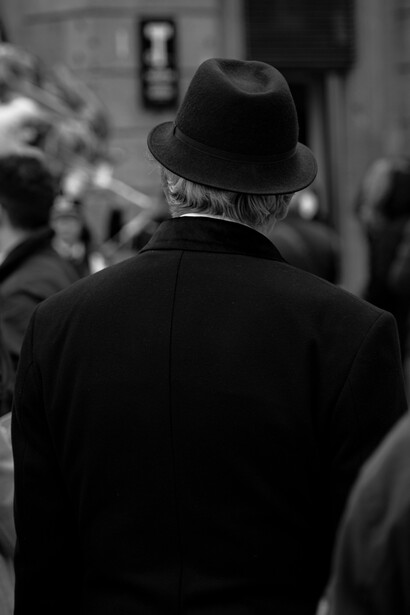 Entre el cansancio de las jornadas y la miseria cotidiana, Raúl sostiene su dignidad con el modesto trabajo del vendedor que resiste en los márgenes de la ciudad