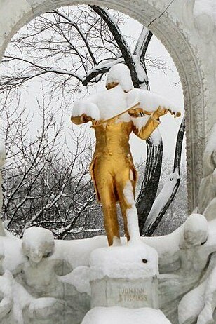 "Monumento a Johann Strauss", bronce y mármol, Edmund von Hellmer, 1921