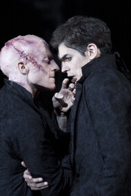 Frankenstein. Steven McRae è la Creatura e Federico-Bonelli è Victor Frankenstein © ROH-2016, Photo di Andrej Uspenski