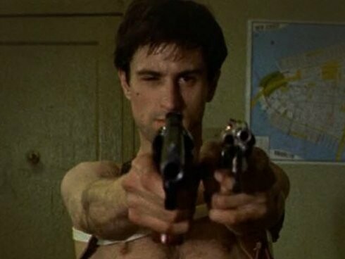 Quem sabe o erro mais confortável seja culpar as plataformas por uma tragédia que nasceu antes delas. O vazio é presente. Nada foi inventado. O feed só acendeu os refletores sobre o que já morava nos bastidores da psique humana. Travis não precisou da internet para fantasiar grandeza. Ele precisou apenas de silêncio demais e espelhos de menos