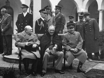 "Die Großen Drei“ – US-Präsident Franklin D. Roosevelt, der britische Premierminister Winston Churchill und der sowjetische Ministerpräsident Josef Stalin – auf der Konferenz von Jalta im Februar 1945