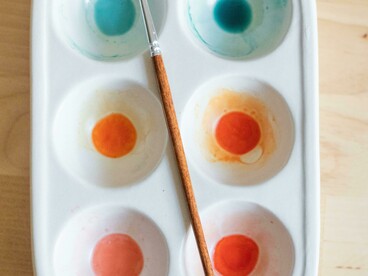 El acto de pintar de Pablo es comparado con afilar cuchillos, un gesto preciso y repetitivo