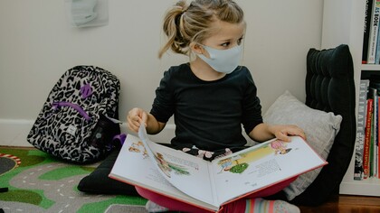 La educación hospitalaria y domiciliaria garantiza que los niños enfermos continúen aprendiendo y desarrollándose integralmente, reafirmando su derecho a la infancia y al conocimiento
