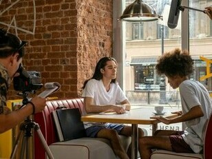 E o problema não é exclusivo da teledramaturgia nacional. A Disney tem enfrentado queda de audiência e fracassos consecutivos nas bilheterias ao tentar aplicar diversidade de forma superficial. O próprio CEO da empresa, Bob Iger, afirmou que a companhia “errou a mão” em sua abordagem de inclusão, reconhecendo que a implementação apressada e sem profundidade afastou parte significativa do público, com o último filme da Branca de Neve sendo um dos maiores fracassos da Disney