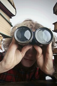 Na tradição do pensamento filosófico e pedagógico, encontramos pistas para resistir a essas reduções. Hannah Arendt, John Dewey e Paulo Freire — autores que partiram de contextos distintos e propuseram caminhos diferentes — coincidem em um ponto fundamental: educar é, antes de tudo, possibilitar o surgimento do juízo