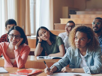 A group of students listening to the lecture, representing the need for active discussions in order to improve cyber literacy