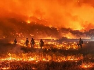 Incêndios de 2020, na Califórnia, Estados Unidos. Incêndios são frequentemente citados como uma consequência das mudanças climáticas, que estão tornando os períodos de calor extremo mais frequentes e severos na Austrália