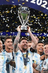 Lionel Messi alza la copa después que Argentina se impusiera a Italia (3-0) en la «Finalissima»