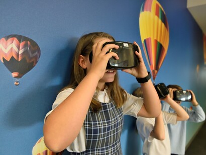 Le tensioni generazionali nascono quando una generazione giudica l’altra con i propri strumenti mentali, dimenticando che ogni epoca richiede un diverso modo di sopravvivere