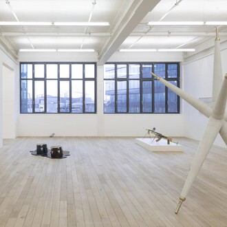 Various artists, Skulptur heute (sculpture today), exhibition view. Courtesy of Galerie Peter Kilchmann