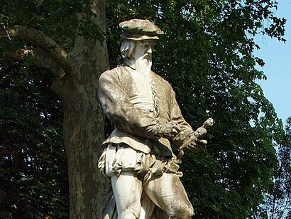 Statue de Jean Cousin, dans le square éponyme, à Sens, Yonne, France

