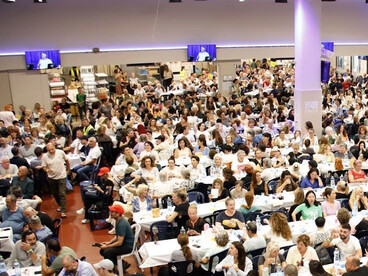 Acababan de terminar una breve actividad bélica entre Irán e Israel, pero ello no le quitó a toda esa gente su deseo de reunirse y continuar sus esfuerzos por corregir el mundo. ¿Suena ambicioso o pretencioso? Para nada: la corrección del mundo comienza con la propia.
Congreso Mundial de cábala; Petaj Tikva, Israel