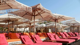 A posse de uma espreguiçadeira não depende do seu uso, mas sim da marcação territorial. Basta deixar lá a toalha ao romper do sol e pronto, é toda sua. Se a utilizar ou não, é irrelevante. Volta-se ao quarto, dorme-se mais um pouco, vai-se tomar o pequeno-almoço muito paulatinamente, aproveitando o buffet magistral e, se calhar, só se regressa à piscina lá para as três da tarde. Vai na volta e de manhã até está nublado. Mas a espreguiçadeira, essa, está garantida, como se fosse um imóvel de férias em plena época alta