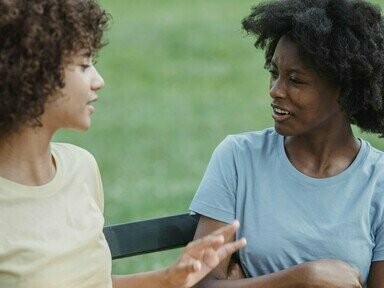 Amigas conversam em banco de praça. A interdição, por exemplo, aparece como uma forma de tabus e rituais que impedem certas falas. Nem todo sujeito pode falar sobre qualquer coisa: há temas proibidos, momentos inadequados e sujeitos autorizados