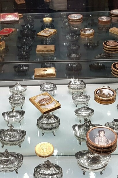 Objetos en exhibición en el museo de arte decorativo Accorsi-Ometto, Torino, Italia