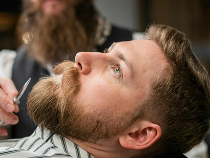 Barbeiro apara a barba de seu cliente. Já na Roma antiga, inicialmente, a dinâmica simbólica se inverteu. A tradição romana privilegiava o rosto barbeado como sinal de civilidade, contrastando com os povos germânicos e gauleses do norte. Esta convenção sofreu mudanças significativas quando o imperador Adriano assumiu o poder (117-138 d.C.)
