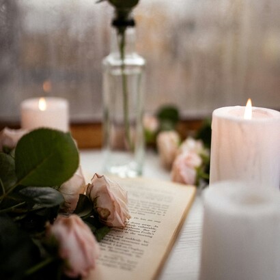 Consiglia di creare ambienti caldi e accoglienti, dove sentirsi al sicuro e in pace