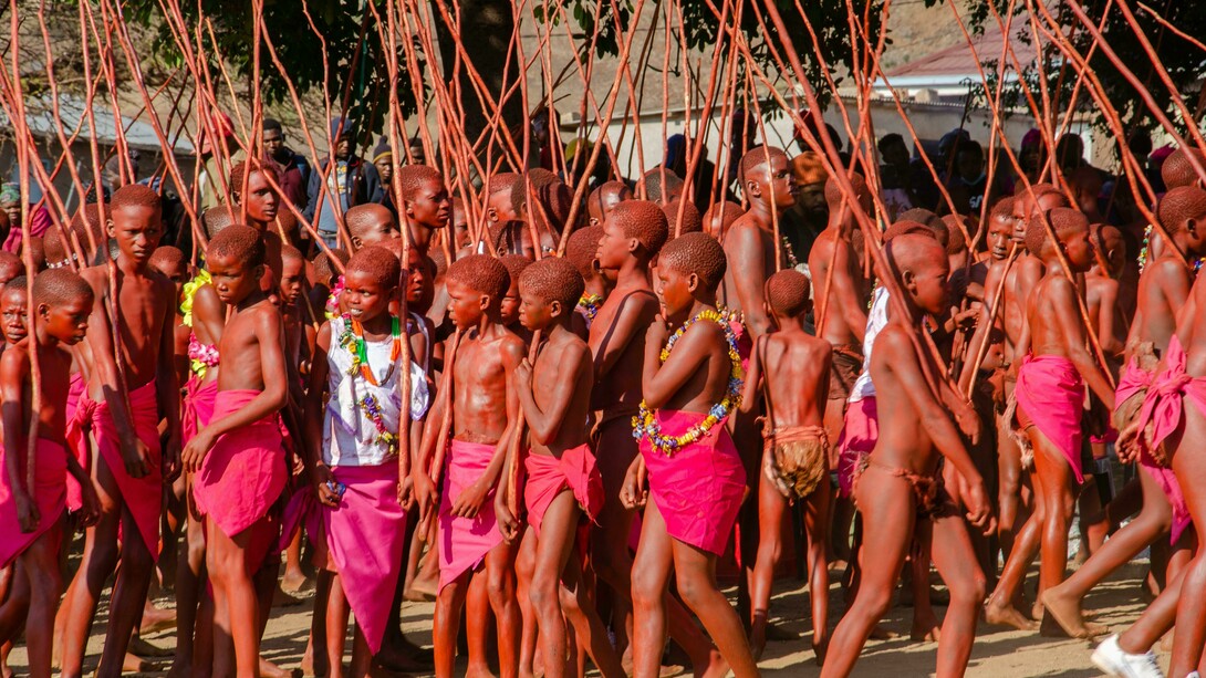 o imaginário se expande nas culturas populares, pois nela os riscos, as demandas, os acontecimentos inesperados revelam uma multiplicidade de argumentos típicos das culturas populares. Questionamos então: de que maneira se fortalecem os rituais das culturas populares em tempos de inteligência artificial? O que leva as culturas populares acreditarem no futuro de suas manifestações? Como as culturas populares visualizam a ciência na era da inteligência artificial? 